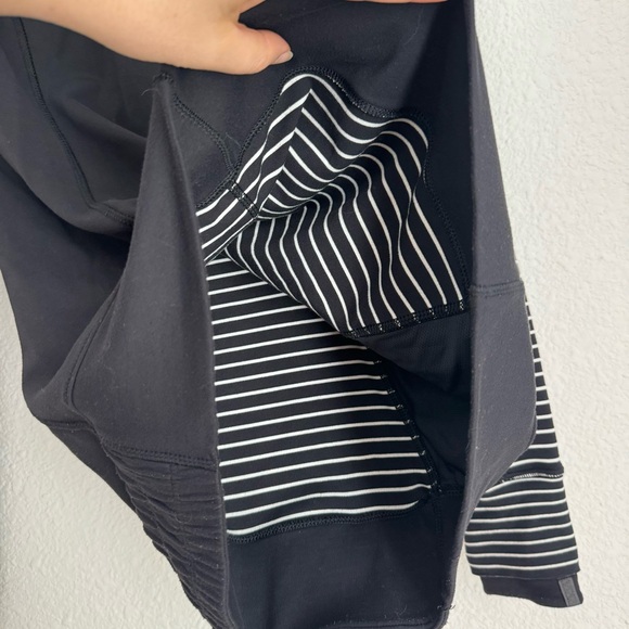 Lululemon Think Fast Hoodie Pullover Womens Size 4 Black White Sweater Stripe - Picture 4 of 12